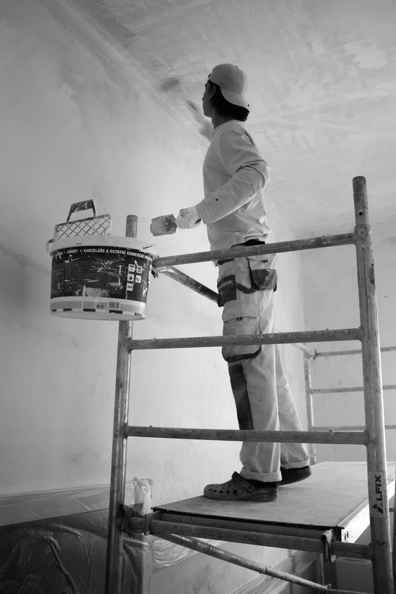 Peintre en bâtiment au travail à Béziers