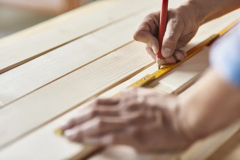Mesure et découpe de lames de parquet — revêtement de sol bois