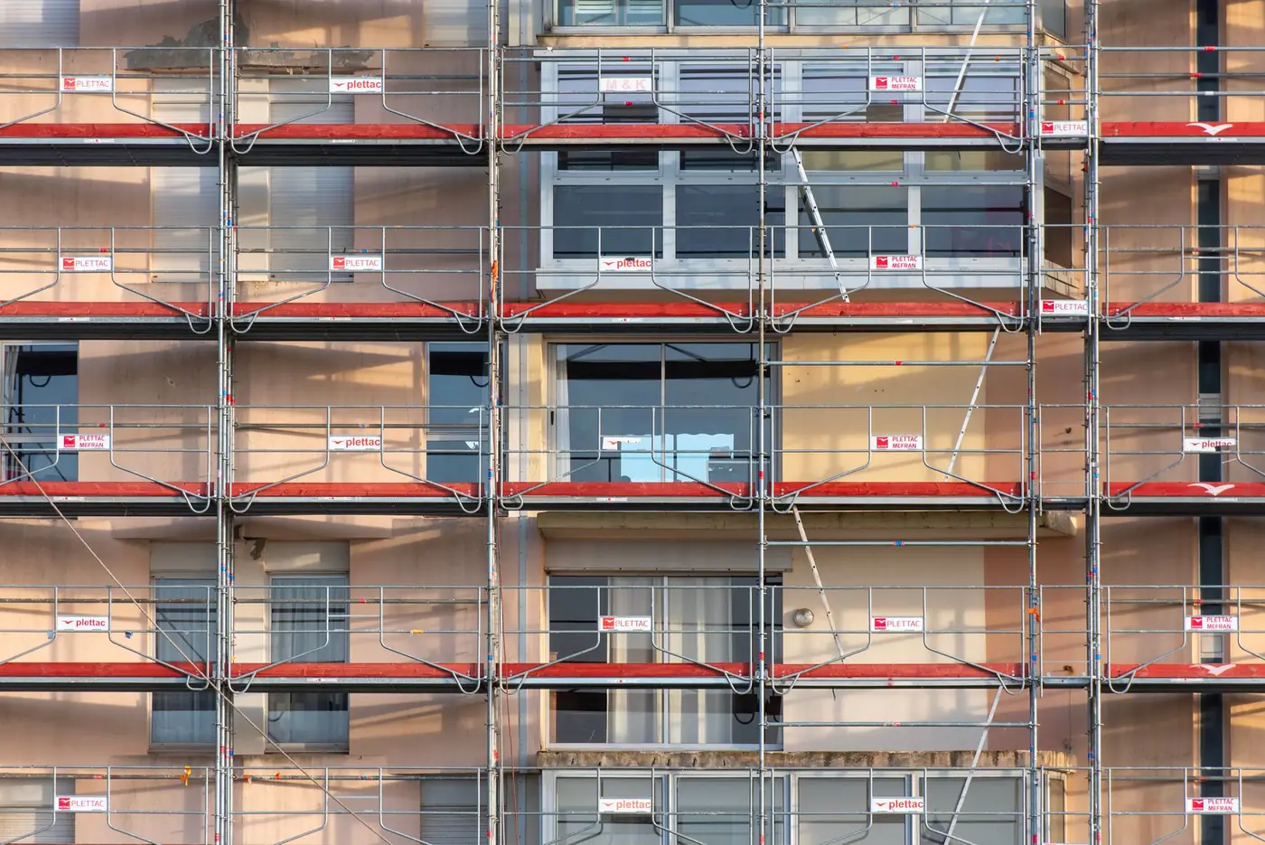 Échafaudage installé pour un ravalement de façade à Béziers